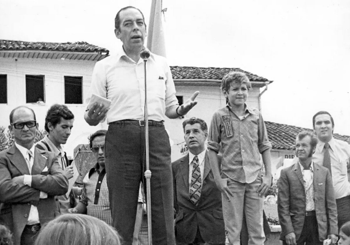 La madeja oculta : una nueva hipótesis sobre el magnicidio de Alvaro Gómez Hurtado Tertulia Cultural La Gruta Neiva Colombia