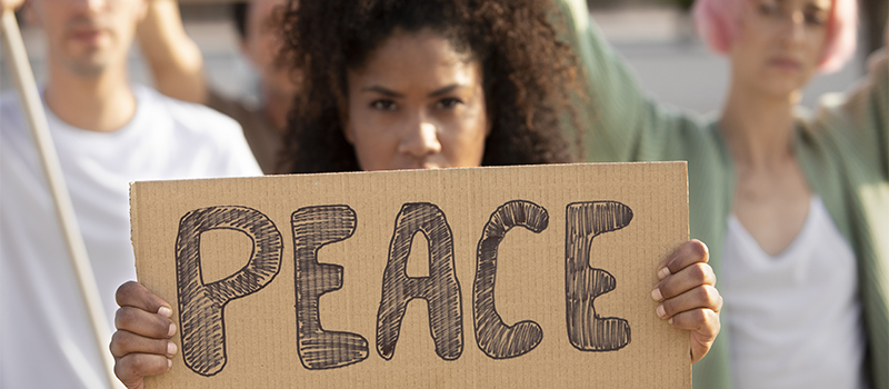 FIRMAR LA PAZ, DEPONER LAS ARMAS E IR A LA GUERRA Tertulia Cultural La Gruta Neiva Colombia